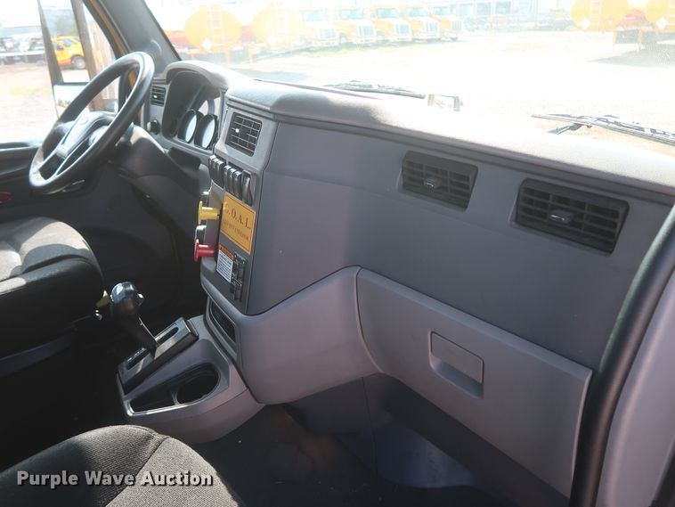 image for item HJ9360 2015 Peterbilt 579  semi truck