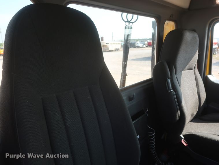 image for item HJ9360 2015 Peterbilt 579  semi truck