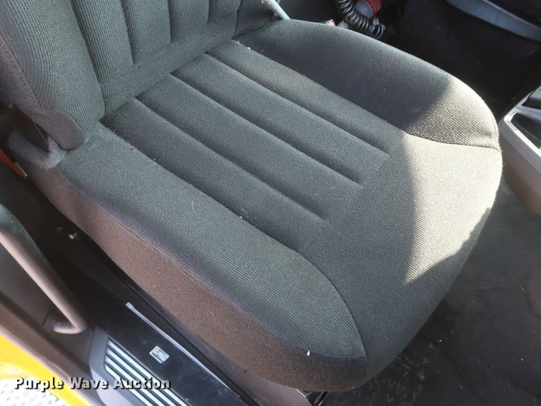 image for item HJ9360 2015 Peterbilt 579  semi truck