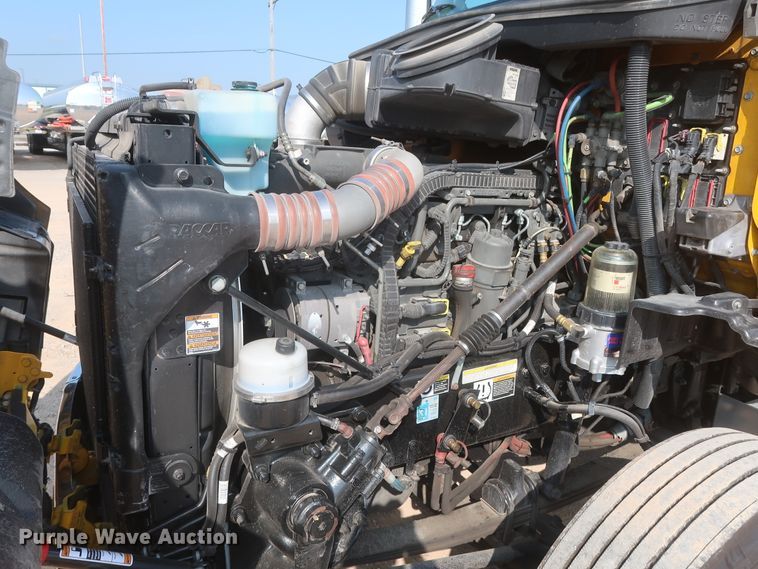 image for item HJ9360 2015 Peterbilt 579  semi truck