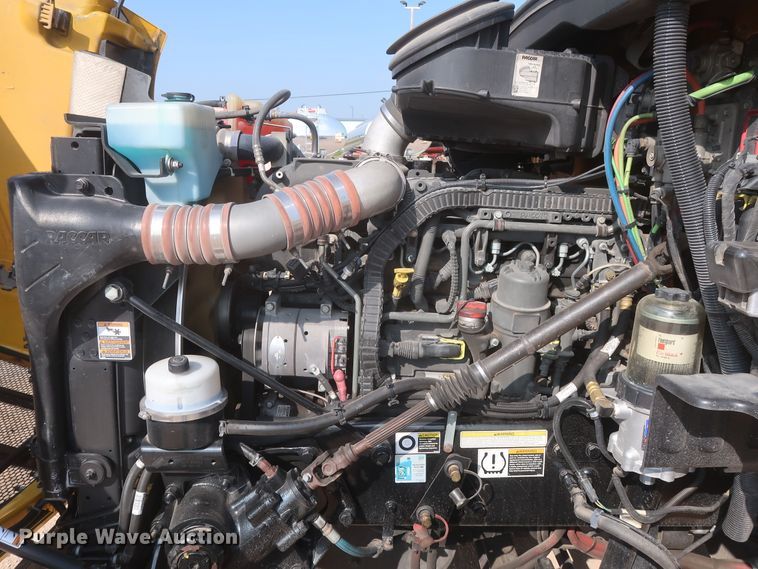 image for item HJ9360 2015 Peterbilt 579  semi truck