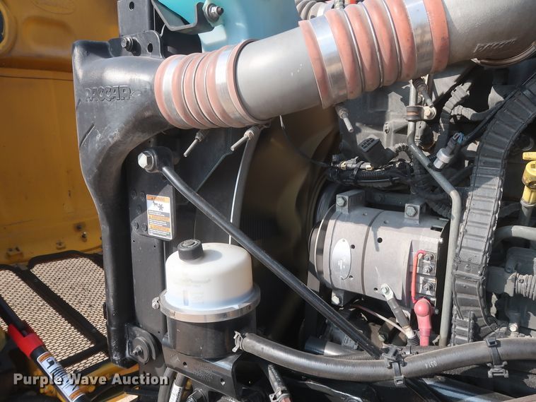 image for item HJ9360 2015 Peterbilt 579  semi truck