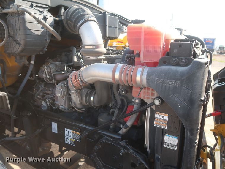 image for item HJ9360 2015 Peterbilt 579  semi truck