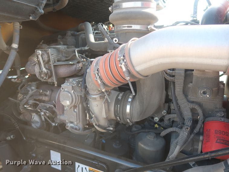 image for item HJ9360 2015 Peterbilt 579  semi truck