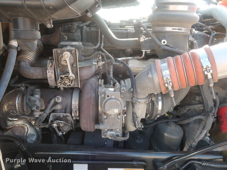 image for item HJ9360 2015 Peterbilt 579  semi truck