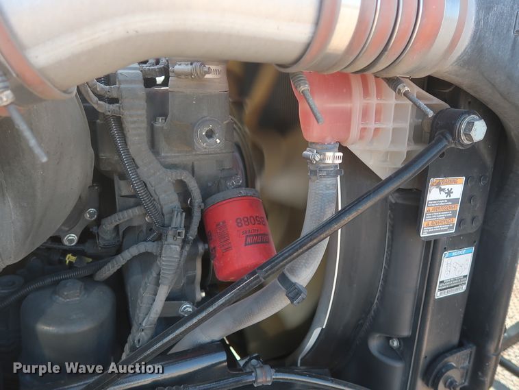 image for item HJ9360 2015 Peterbilt 579  semi truck