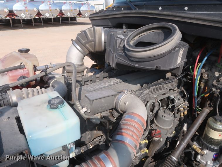 image for item HJ9360 2015 Peterbilt 579  semi truck