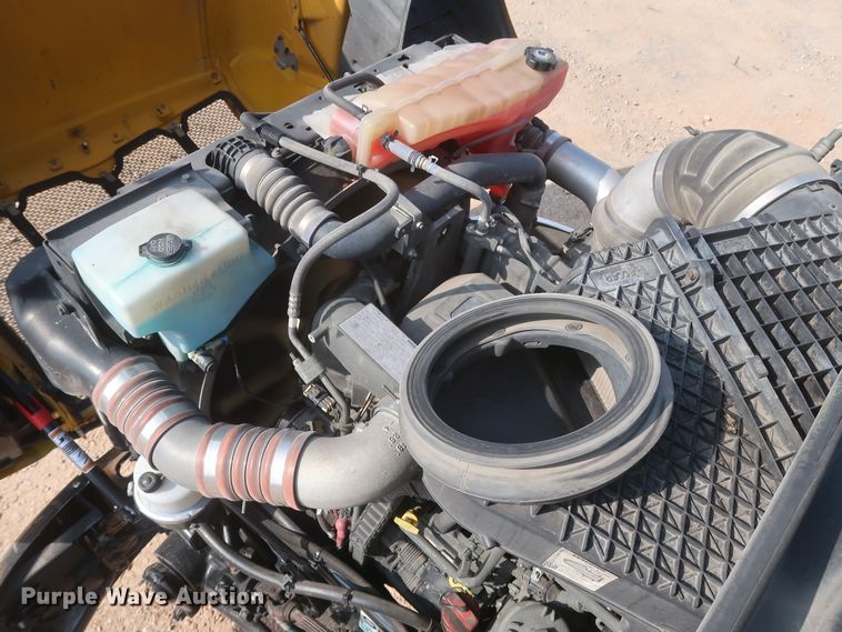 image for item HJ9360 2015 Peterbilt 579  semi truck