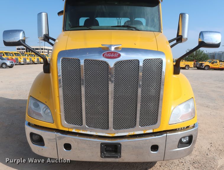 image for item HJ9360 2015 Peterbilt 579  semi truck