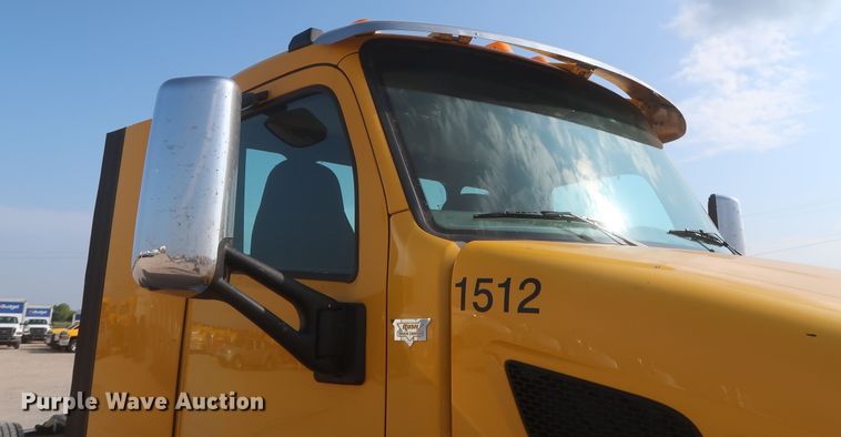 image for item HJ9360 2015 Peterbilt 579  semi truck