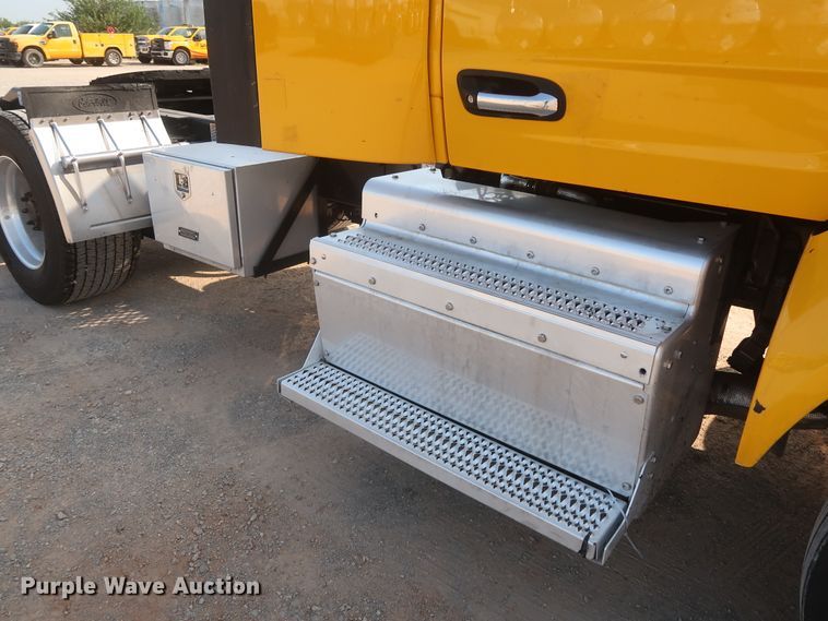 image for item HJ9360 2015 Peterbilt 579  semi truck