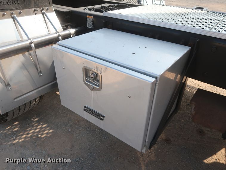 image for item HJ9360 2015 Peterbilt 579  semi truck