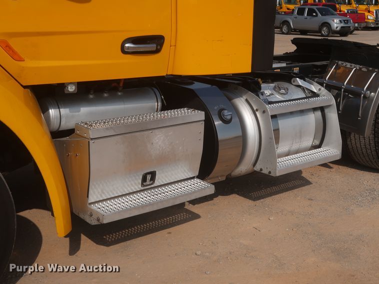 image for item HJ9360 2015 Peterbilt 579  semi truck