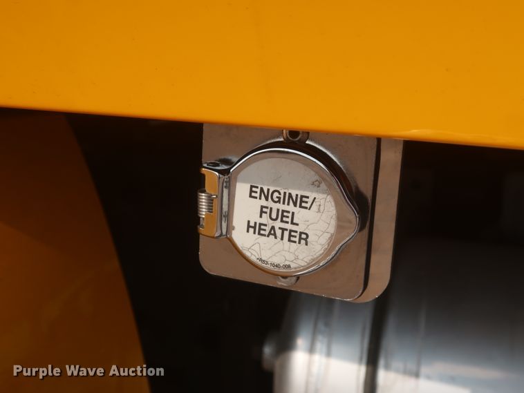 image for item HJ9360 2015 Peterbilt 579  semi truck