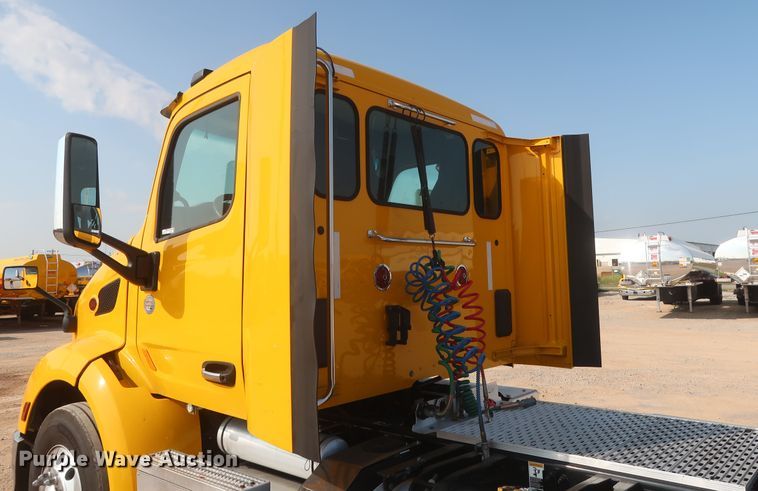 image for item HJ9360 2015 Peterbilt 579  semi truck