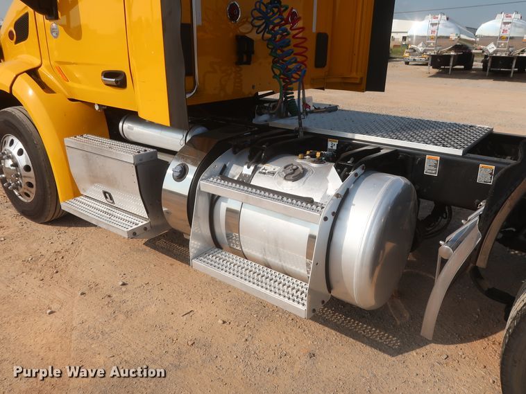 image for item HJ9360 2015 Peterbilt 579  semi truck