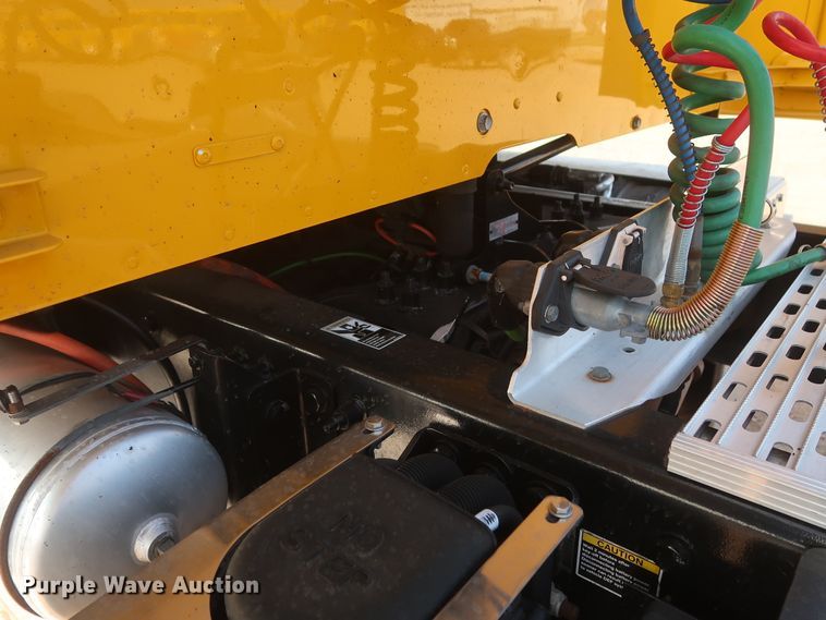 image for item HJ9360 2015 Peterbilt 579  semi truck