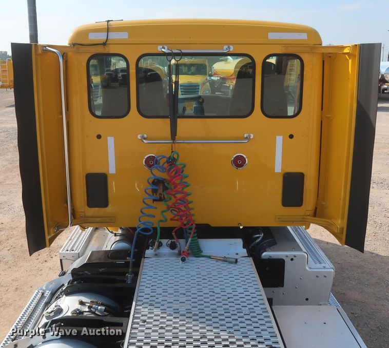 image for item HJ9360 2015 Peterbilt 579  semi truck