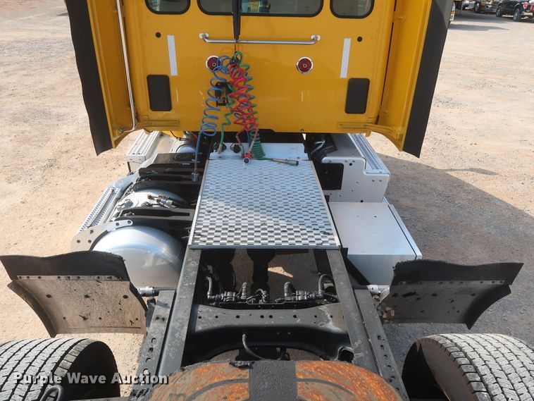 image for item HJ9360 2015 Peterbilt 579  semi truck