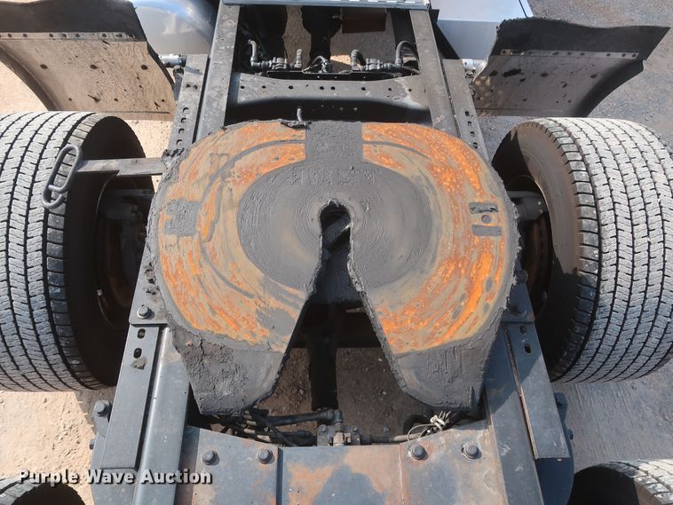 image for item HJ9360 2015 Peterbilt 579  semi truck