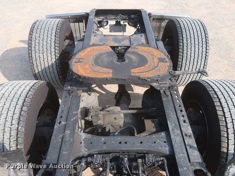 image for item HJ9360 2015 Peterbilt 579  semi truck