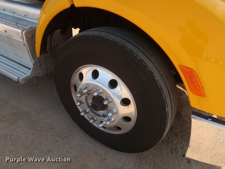 image for item HJ9360 2015 Peterbilt 579  semi truck