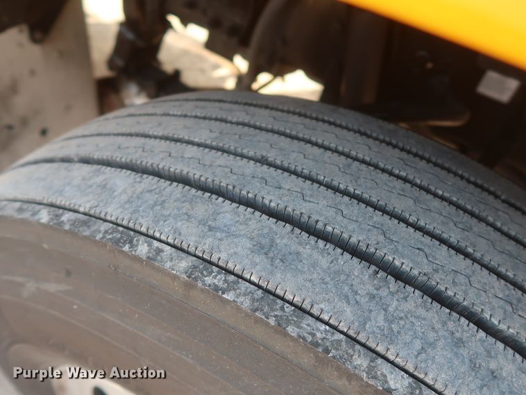 image for item HJ9360 2015 Peterbilt 579  semi truck