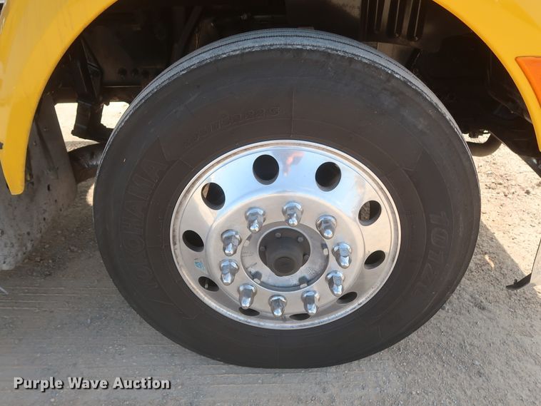 image for item HJ9360 2015 Peterbilt 579  semi truck