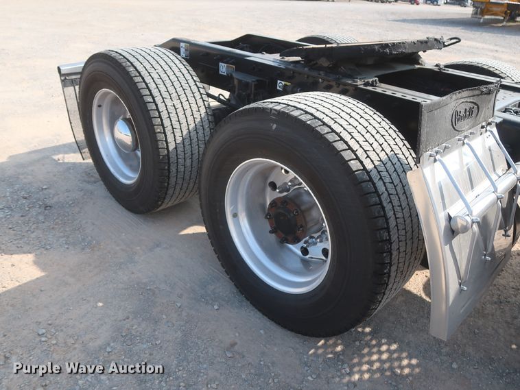 image for item HJ9360 2015 Peterbilt 579  semi truck