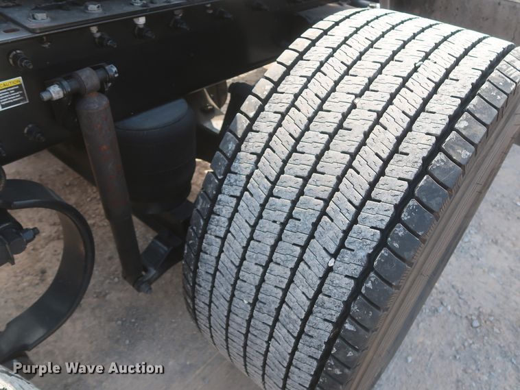 image for item HJ9360 2015 Peterbilt 579  semi truck