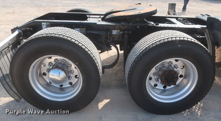 image for item HJ9360 2015 Peterbilt 579  semi truck