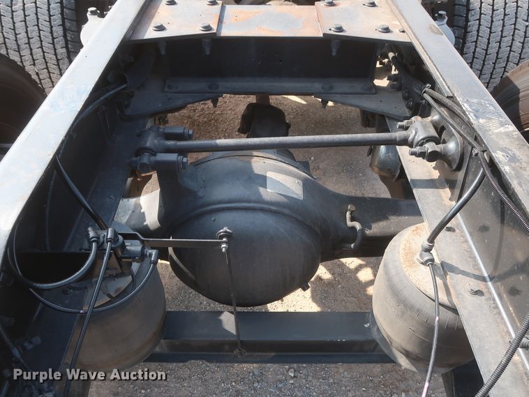 image for item HJ9360 2015 Peterbilt 579  semi truck