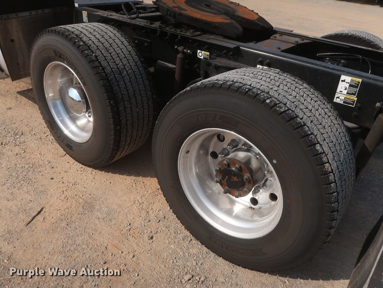 image for item HJ9360 2015 Peterbilt 579  semi truck