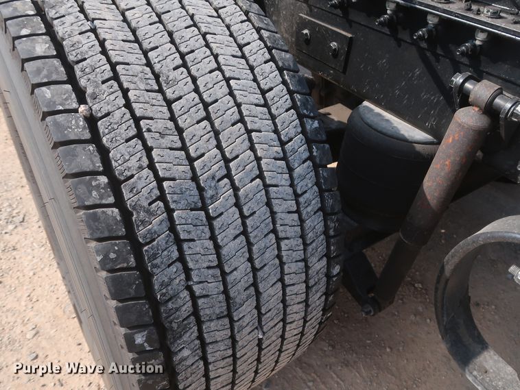 image for item HJ9360 2015 Peterbilt 579  semi truck