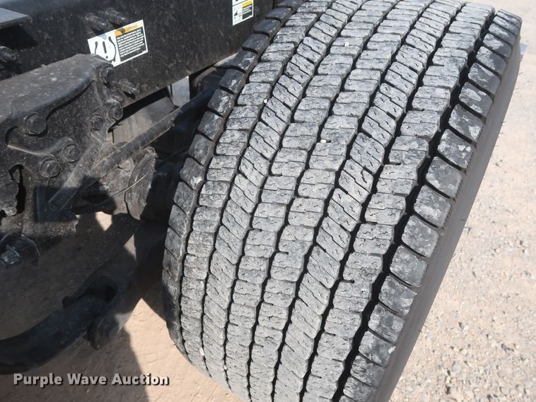 image for item HJ9360 2015 Peterbilt 579  semi truck