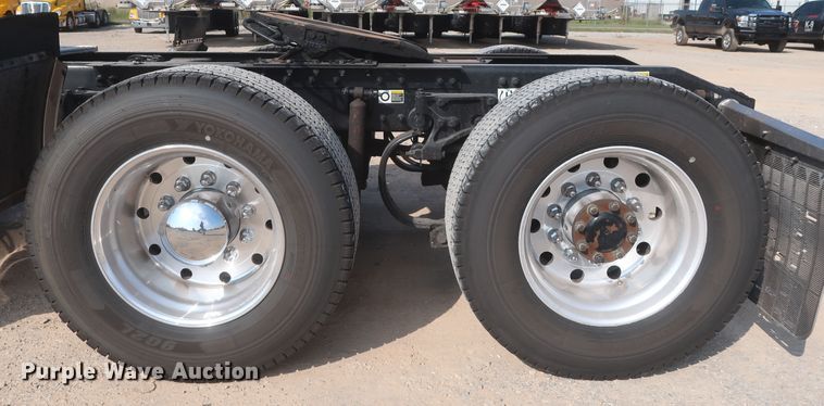 image for item HJ9360 2015 Peterbilt 579  semi truck