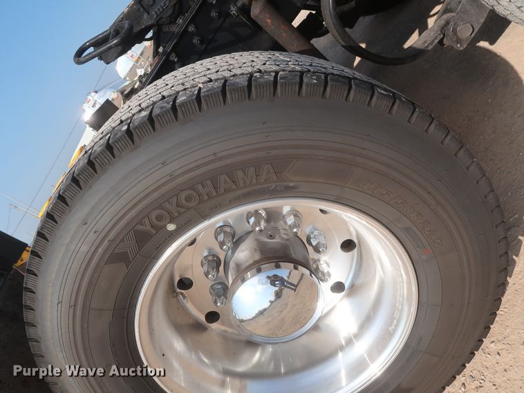 image for item HJ9360 2015 Peterbilt 579  semi truck