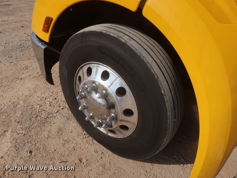 image for item HJ9360 2015 Peterbilt 579  semi truck