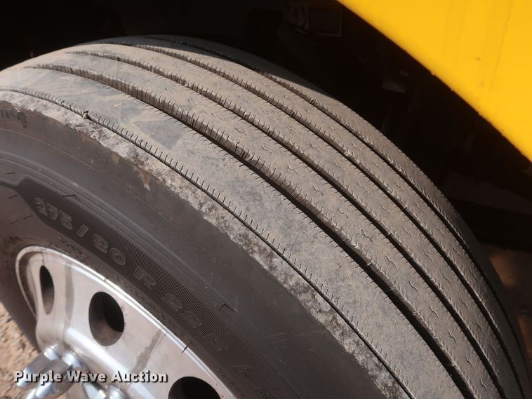 image for item HJ9360 2015 Peterbilt 579  semi truck