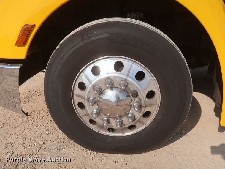 image for item HJ9360 2015 Peterbilt 579  semi truck