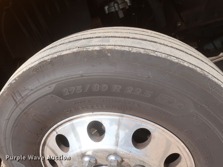 image for item HJ9360 2015 Peterbilt 579  semi truck