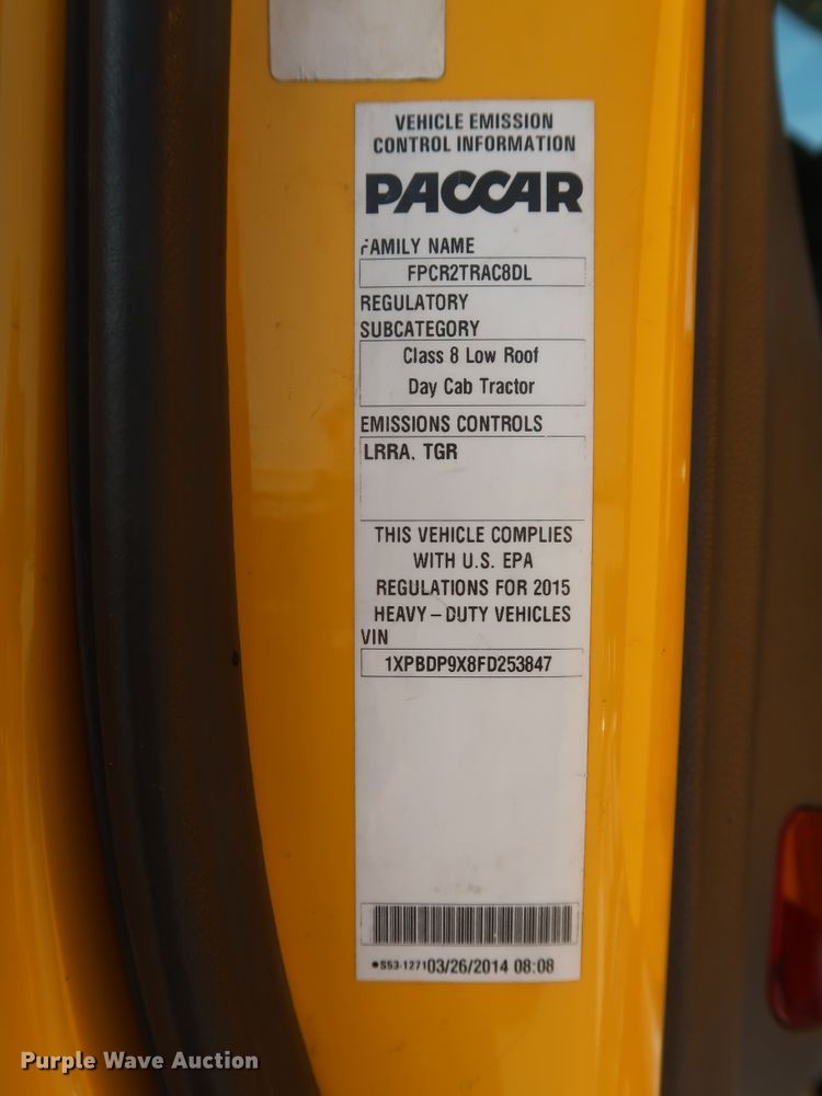 image for item HJ9360 2015 Peterbilt 579  semi truck