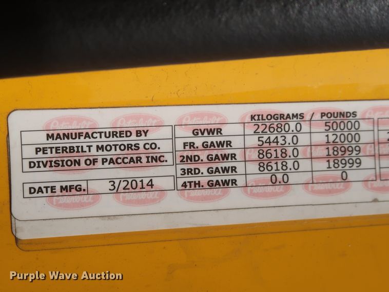 image for item HJ9360 2015 Peterbilt 579  semi truck