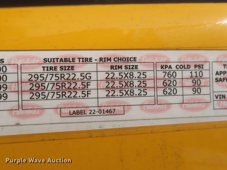 image for item HJ9360 2015 Peterbilt 579  semi truck