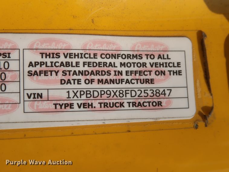 image for item HJ9360 2015 Peterbilt 579  semi truck