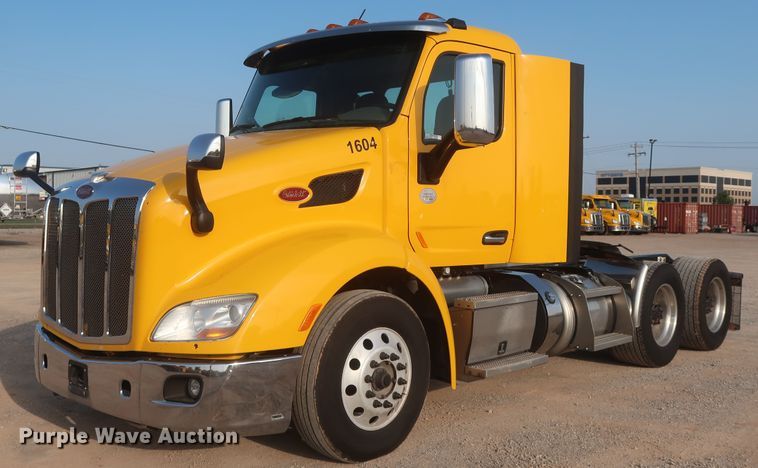 image for item HJ9361 2016 Peterbilt 579  semi truck