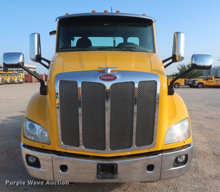 image for item HJ9361 2016 Peterbilt 579  semi truck