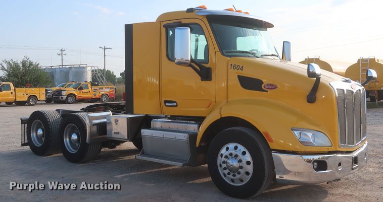 image for item HJ9361 2016 Peterbilt 579  semi truck