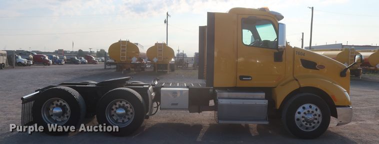 image for item HJ9361 2016 Peterbilt 579  semi truck