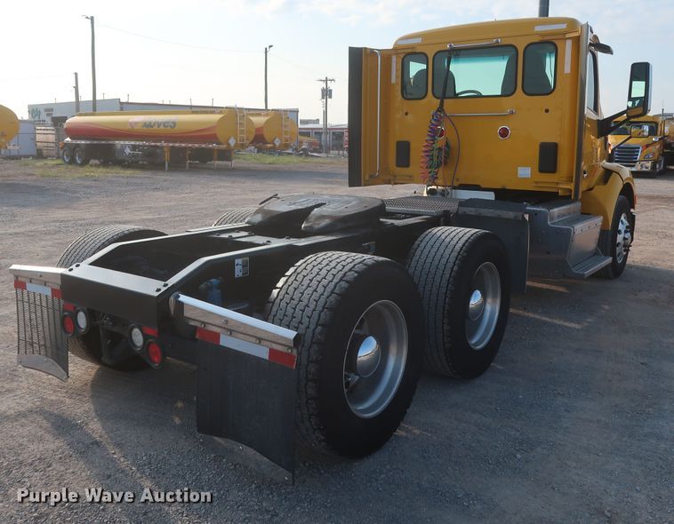 image for item HJ9361 2016 Peterbilt 579  semi truck